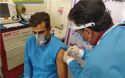کادر مراقبت های ویژه بیماران کرونایی دوز اول واکسن را دریافت کردند
