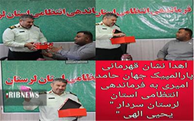 اهدا نشان قهرمانی حامد امیری به فرمانده انتظامی لرستان