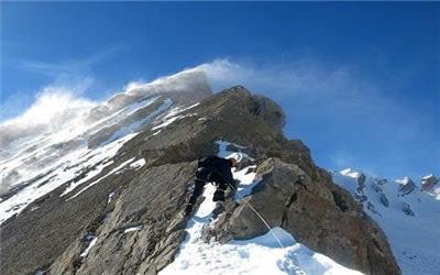 نجات کوهنورد سنندجی از ارتفاعات اشترانکوه ازنا