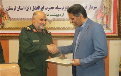 انگشتر اهدایی مقام معظم رهبری در دستان سرپرست آموزش و پرورش لرستان