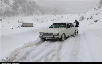 حادثۀ امدادی در برف دلفان/ مصدومیت جزئی برای راهداران