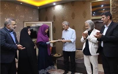 تجلیل معاون وزیر فرهنگ و ارشاد از آوازه‌خوان عشق و بیداری