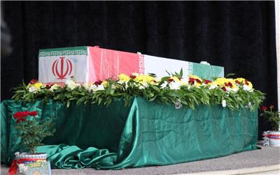 آیینی معنوی و تاثیرگذار، پیکر مطهر یک شهید گمنام دفاع مقدس با حضور جمعی از دانش‌آموزان پسر+تصاویر