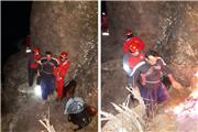 نجات جان فرد گرفتار شده در صخره ها  توسط تیم واکنش سریع جمعیت هلال احمر لرستان