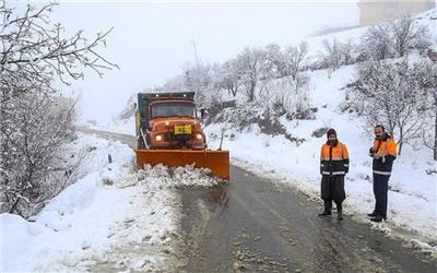 بارش برف راه ارتباطی 190 روستای الیگودرز را بست