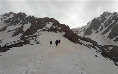 نجات جان ٢ کوهنورد همدانی  در ارتفاعات اشترانکوه