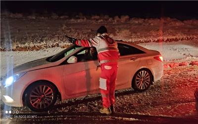 امداد رسانی به ٩٠ دستگاه خودروی گرفتار شده در برف و کولاک