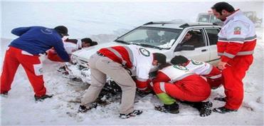 امدادرسانی به 150 خودروی گرفتار در برف بروجرد